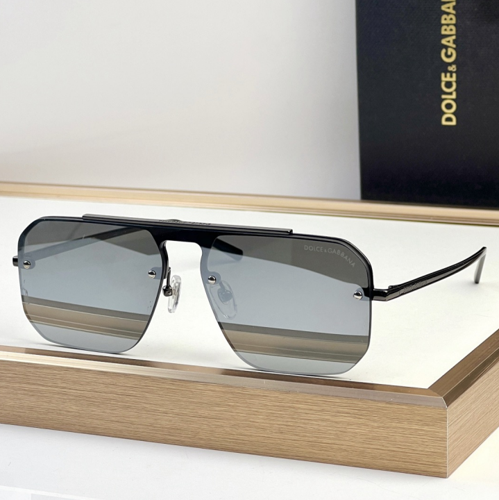 Dolce & Gabbana DG Sunglasses – Oversized Square Frame with Crystal DG Logo