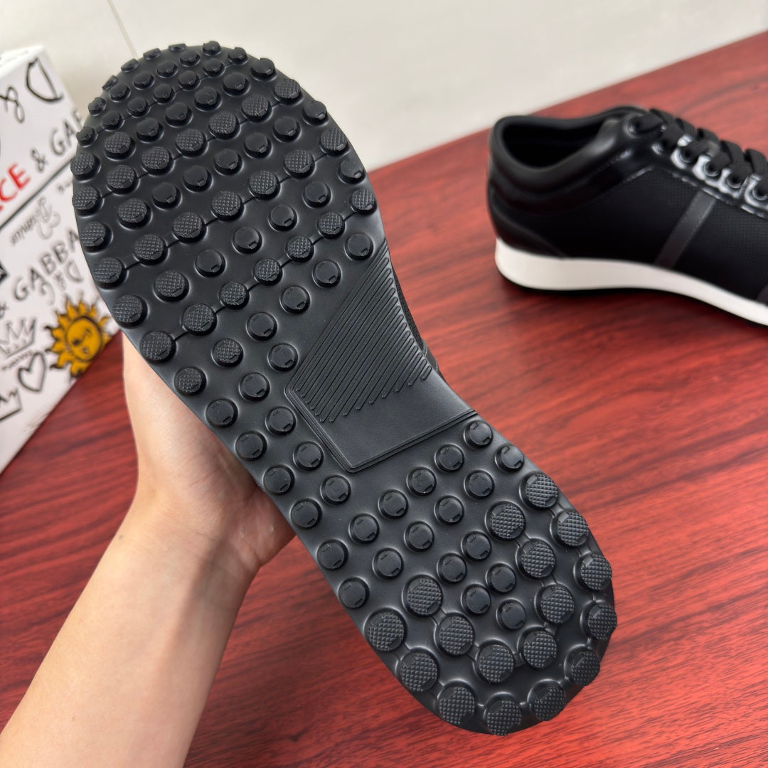Dolce & Gabbana DG Men's Retro Runner Sneakers with Metal Badge Black